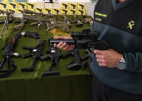 Imagen secundaria 1 - Armas manipuladas decomisadas por la Guardia Civil en Cádiz.